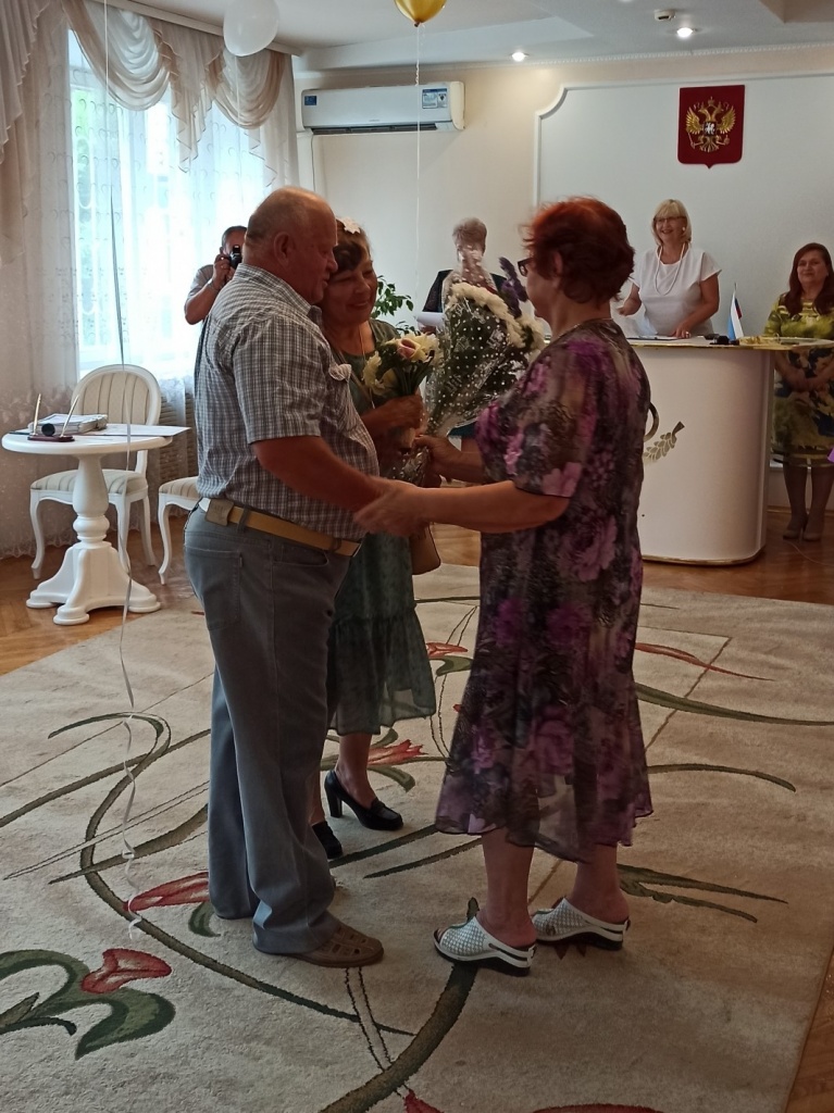 Л.А. Душина, председатель Совета ветеранов работников железнодорожного транспорта ст.Ружино поздравляет юбиляров.jpg Л.А. Душина, председатель Совета ветеранов работников железнодорожного транспорта ст.Ружино поздравляет юбиляров.jpg